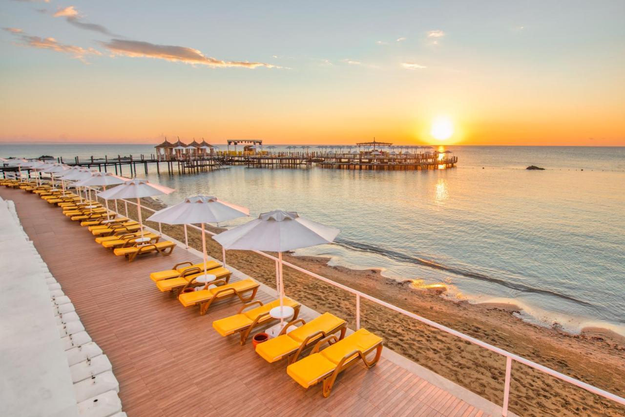 Salamis Bay Conti Resort Hotel & Casino Famagusta  Eksteriør billede Sunset at the beach